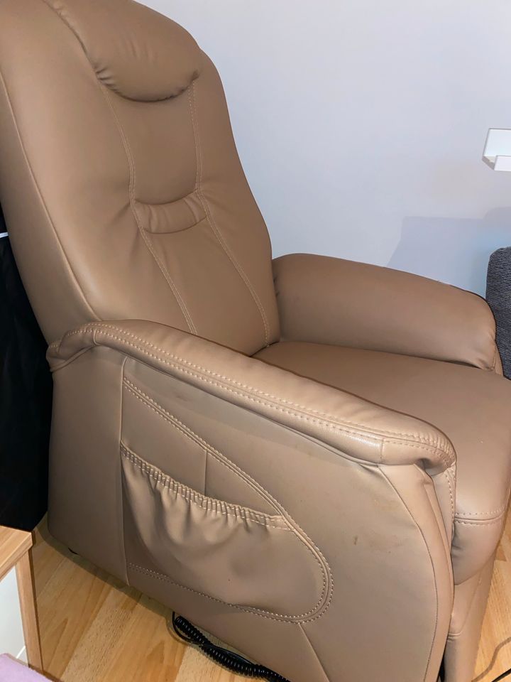 Elektrischer Sessel, Stuhl beige top Zustand in Moosthenning