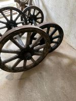 Antike Alte Räder Wagenräder Kutschenräder mit Achsen Bayern - Feucht Vorschau