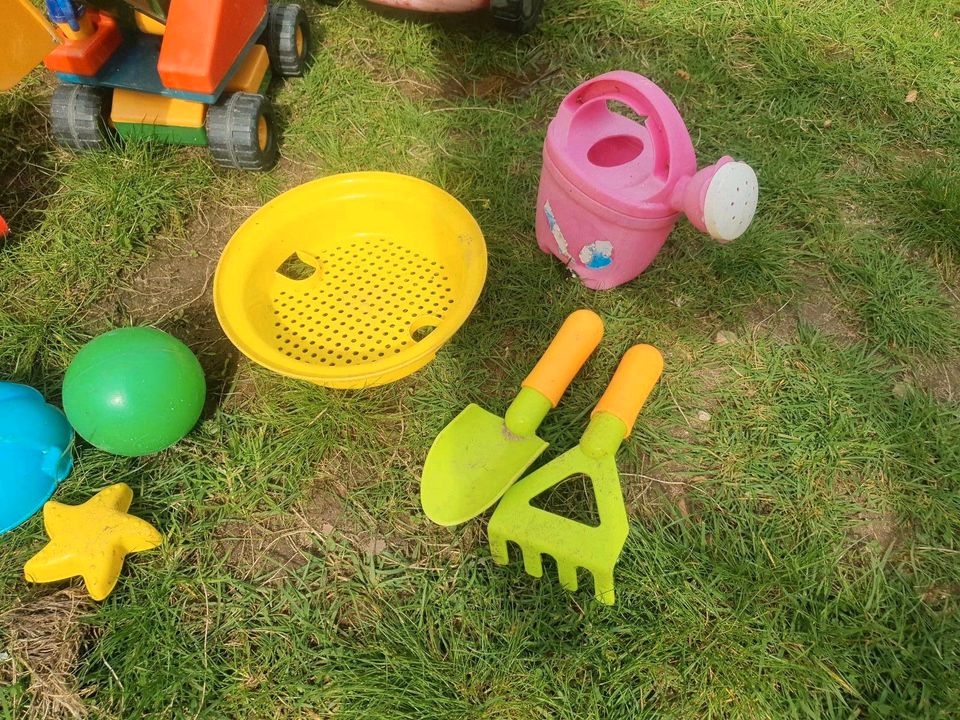Kinder Sitzgarnitur mit Sandspielzeug Stuhl Gartentisch Bagger in Willich
