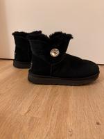 Ugg Boots Damen schwarz Swarovski Gr. 38 tief Niedersachsen - Bad Bevensen Vorschau