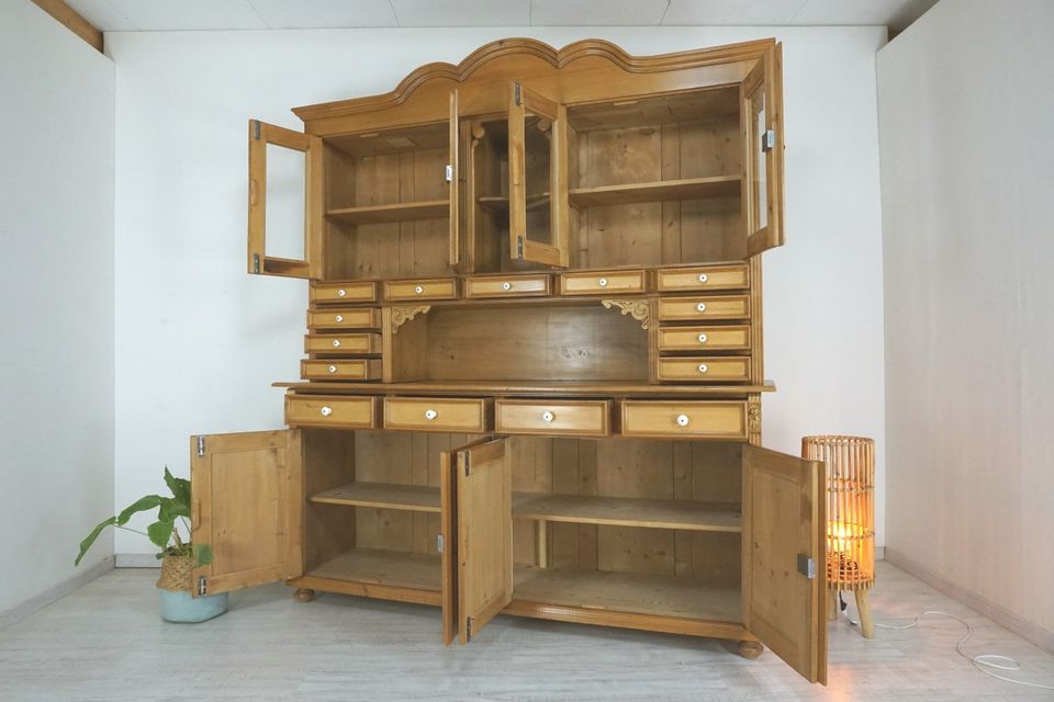 schönes Jugendstil Buffet in Weichholz, Landhaus Vitrine Küche in Centrum