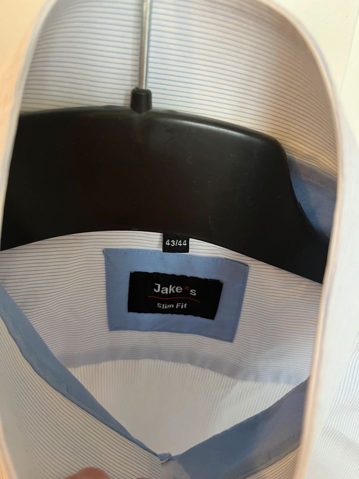 Hemd Jake‘s Slim fit 43/44 hellblau weiß dezent gestreift in Bad Vilbel