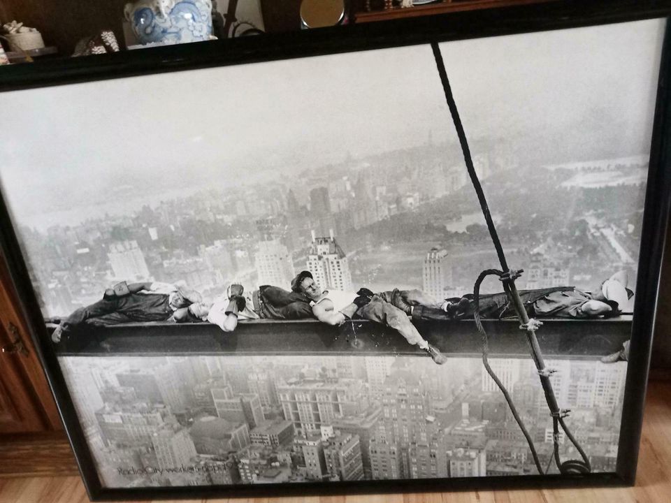 Großes Bild - City Workers Nap 1932 - Bauarbeiter auf Gerüst in Mainaschaff