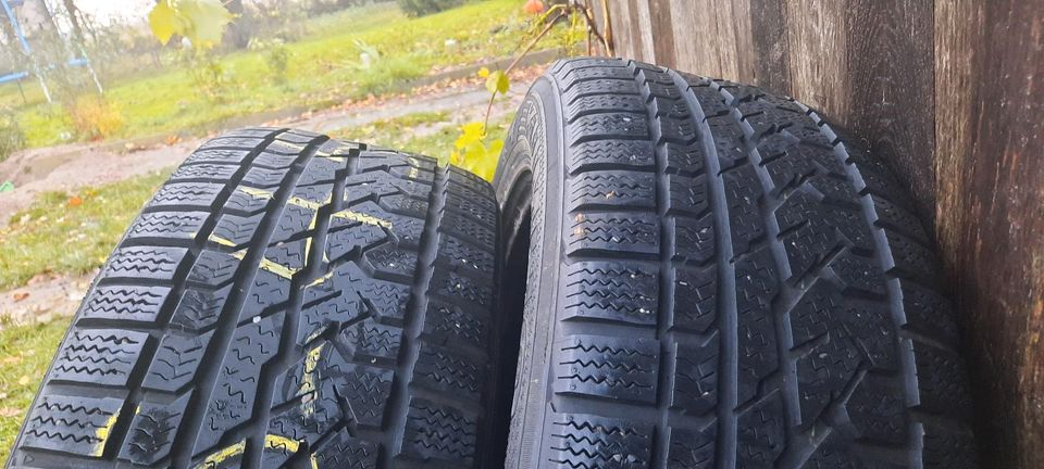 2x Winterreifen 235/55R18 100H Kumho DOT2812 5,8-6,7mm in Pronstorf