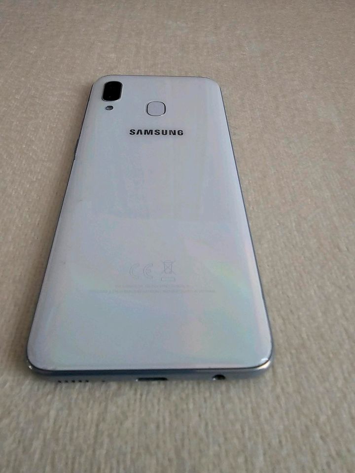 Samsung Galaxy A40 Android, 4G RAM, 64 GB Handy weiß in Bersenbrück