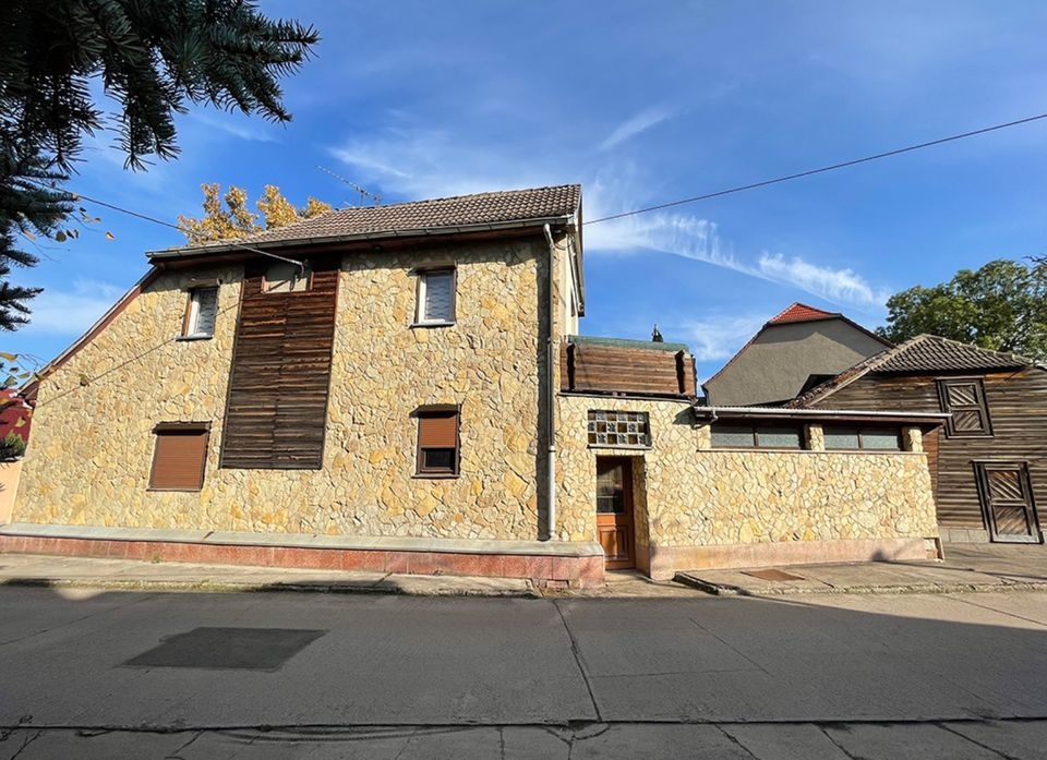 Zweifamilienhaus mit Hof, Garten und 3 Garagen in Stotternheim