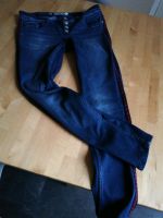 Jeans in Größe W33 mit Knopfleiste und roten Strich Niedersachsen - Giesen Vorschau