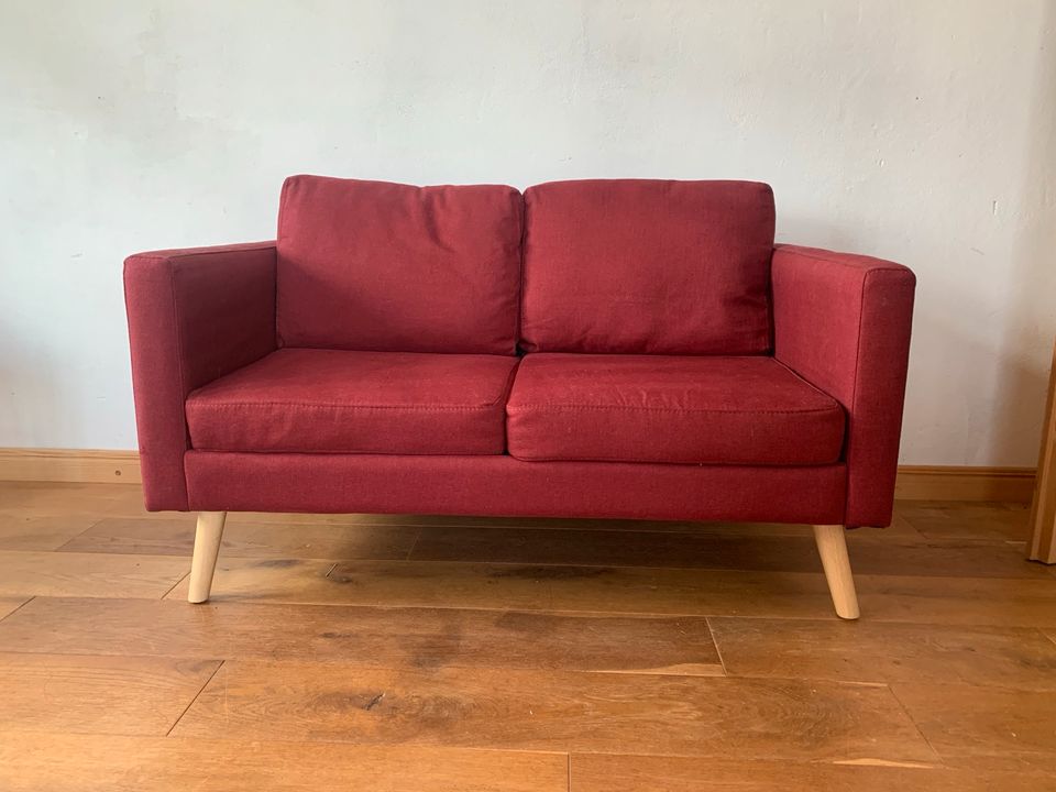 kleines rotes Sofa in Battenberg