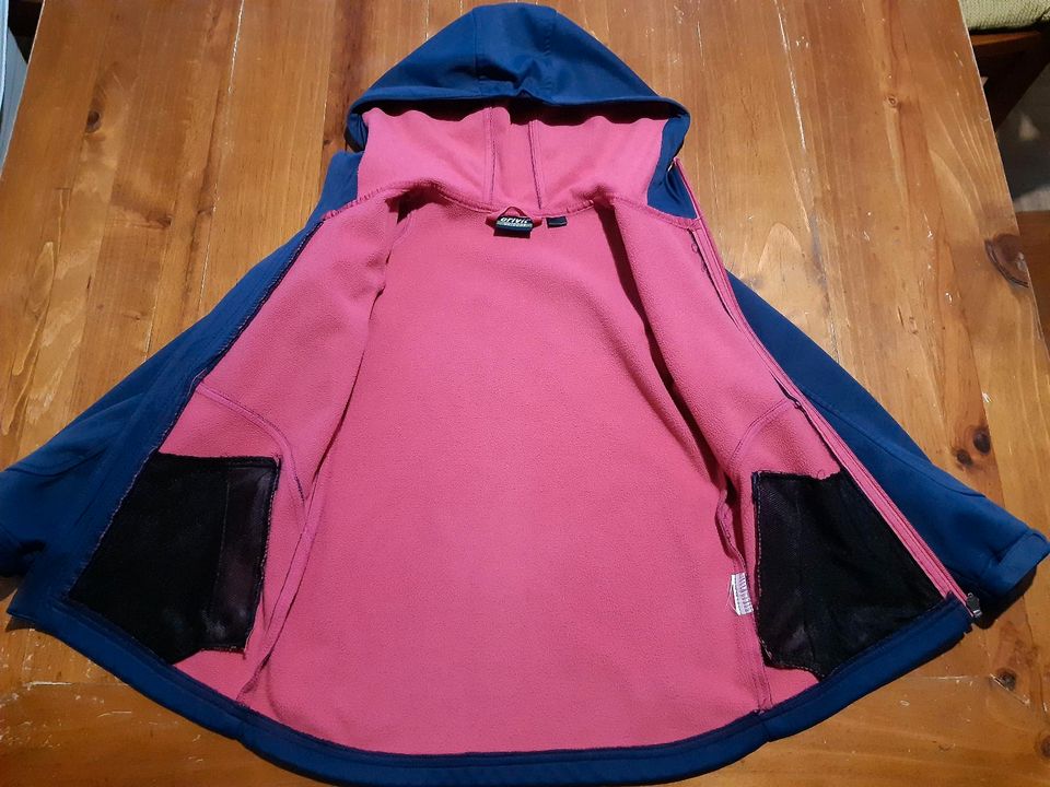 Softshelljacke für Mädchen Gr. 128 blau/pink in Heigenbrücken