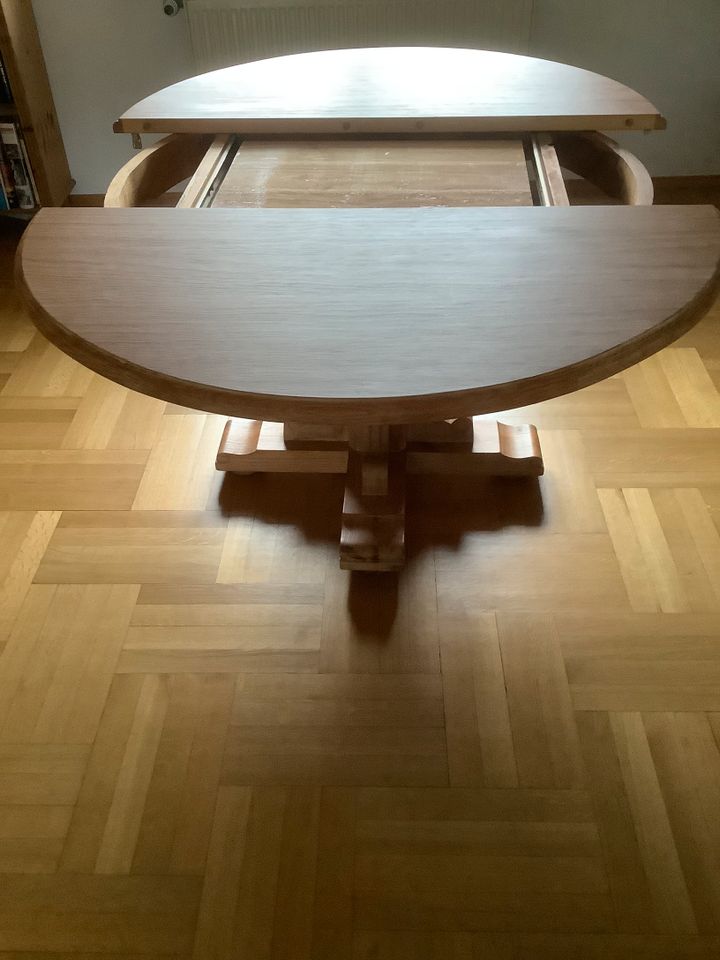 Massivholz Esszimmer-Tisch rund und 6 Rattan-Stühle in Rheinstetten