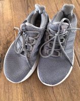 neuw. Adidas Hallenschuhe Sport Sneakers Turnschuhe Schule grau36 Baden-Württemberg - Steißlingen Vorschau