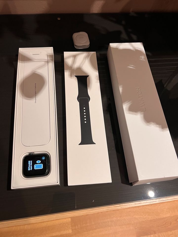 Apple Watch Series 5 - 44mm, GPS, LTE in Oberschweinbach