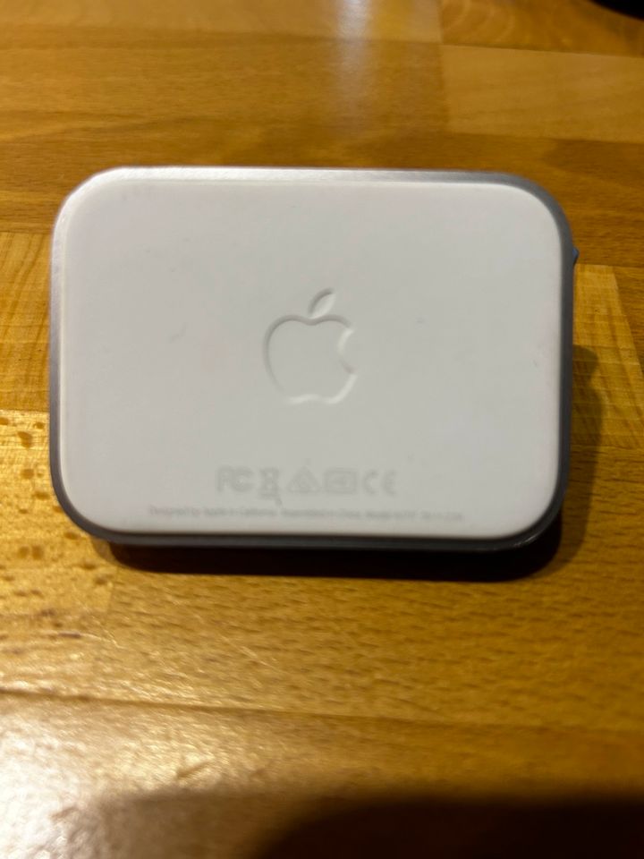 Apple Dockingstation plus Kopfhörer fürs iPhone fünf in Goch