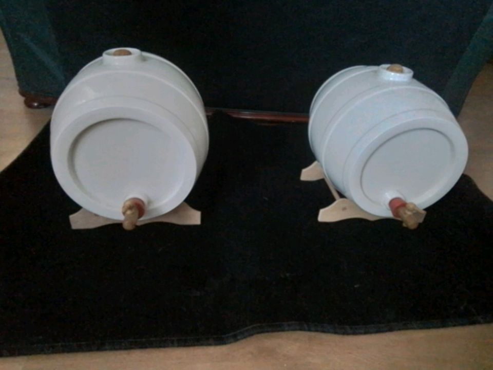 Zwei 5 liter Porzellanfässer mit Holzständer in Wiednitz
