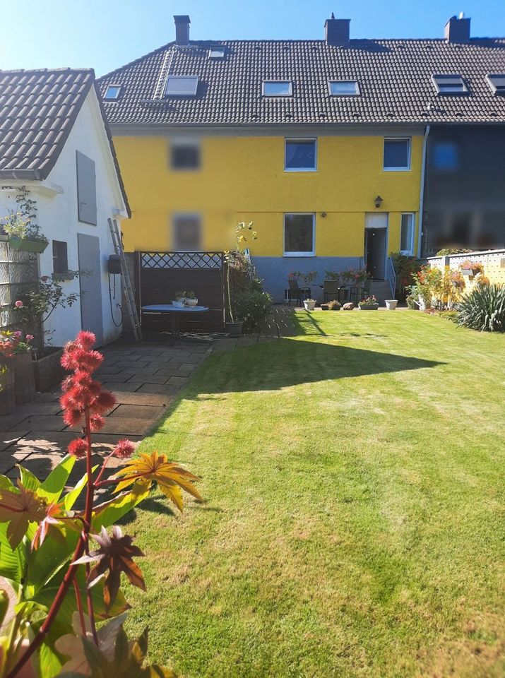 "Viel Platz zum Wohlfühlen!" Charmantes Einfamilienhaus mit moderner Einbauküche, Traumgarten, zwei Gartenterrassen, Gartenhaus, Außenpool, Teich und großem Carport in Herne