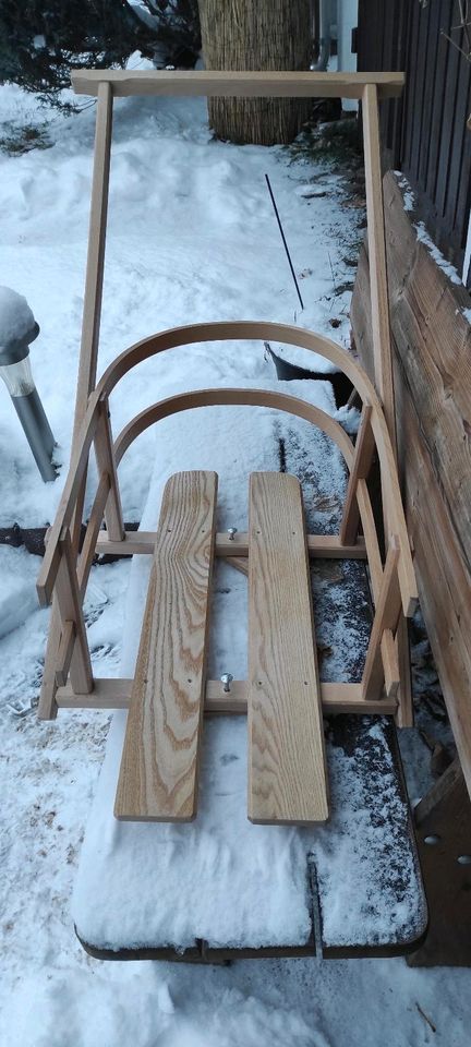 Schlittenaufsatz mit Schiebestange aus Holz in Schlema