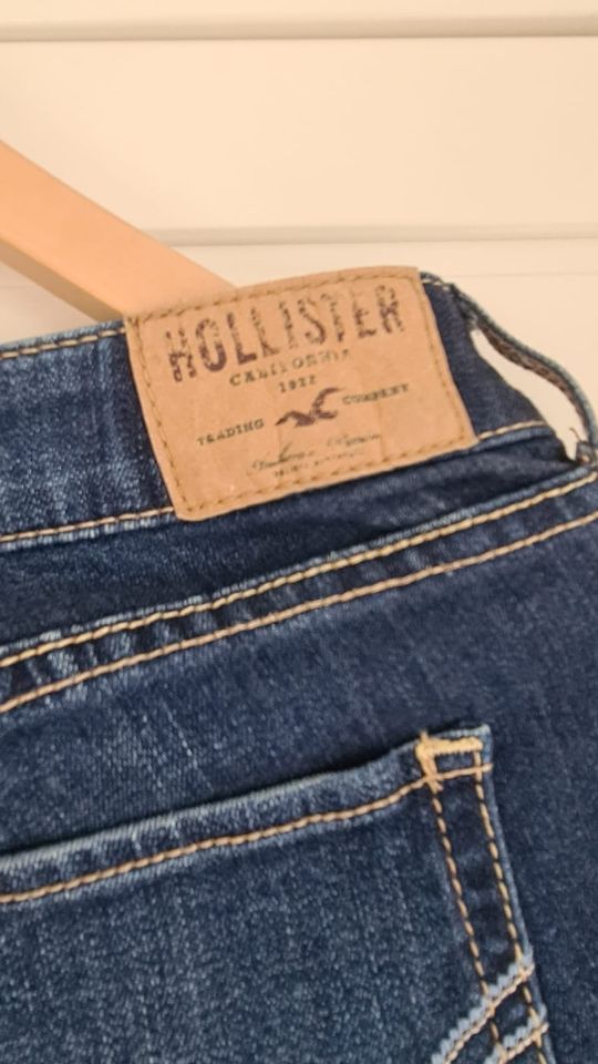 Neuwertige Hollister Jeans in dunkelblau W29 / L31 in Bremen