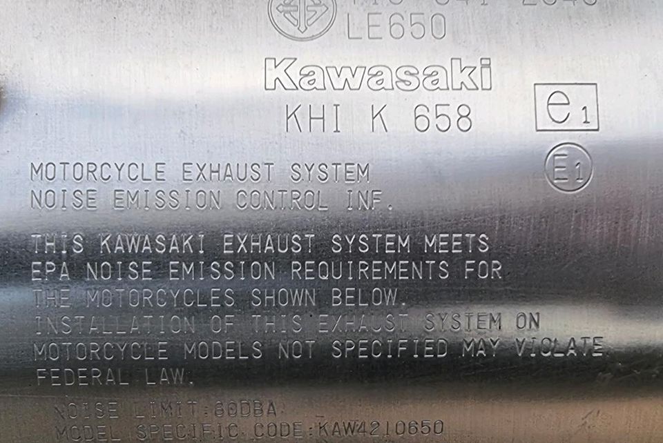 Kawasaki Versys 650 Auspuff (komplett und original) in Hannover