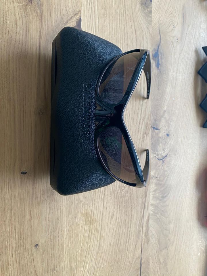 Balenciaga Sonnenbrille schwarz in Köln