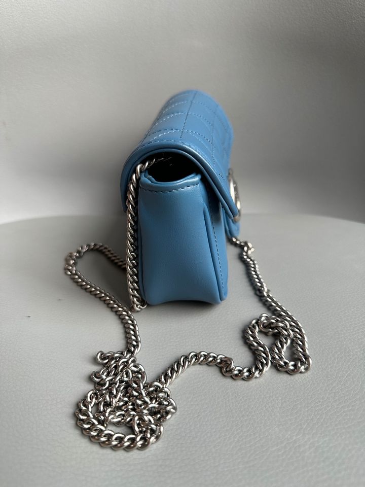 GUCCI GG MARMONT SUPER-MINI-TASCHE AUS LEDER IN BLAU in Haan