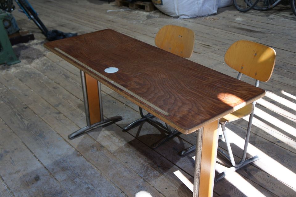 Schultisch Tisch Arbeitstisch Schulstühle Stühle Klassenzimmer in Aichach