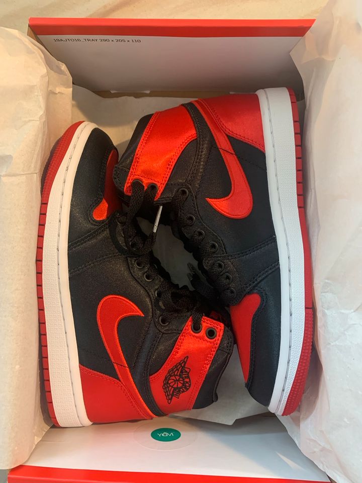 Air Jordan 1 High OG "Satin Bred" in Freiburg im Breisgau