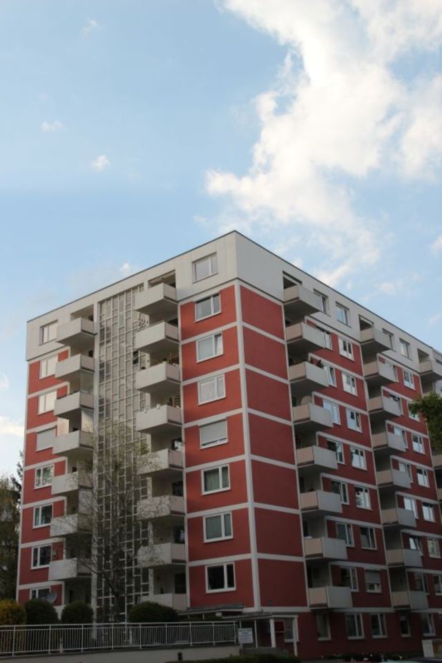 Schwabing-West: Voll ausgestattete 1-Zimmer-Wohnung mit Balkon in München