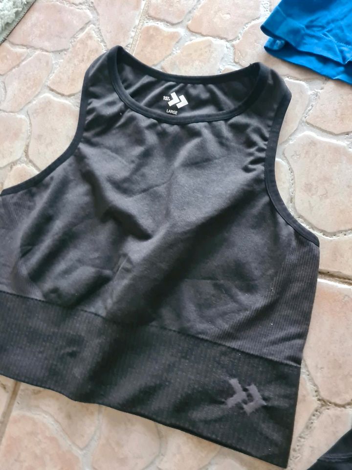 Set Adidas sport legging und croptop 157 & Shirt in Leipzig