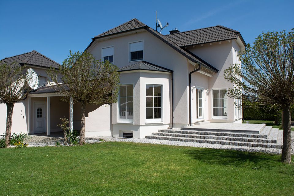 Gepflegtes Einfamilienhaus mit großem Grundstück von Privat in Baar-Ebenhausen