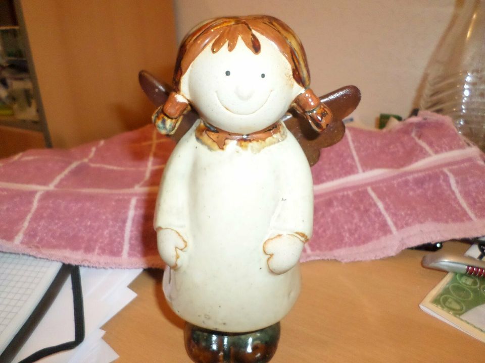Engel aus Keramik beige-braun Weihnachten in Riegelsberg