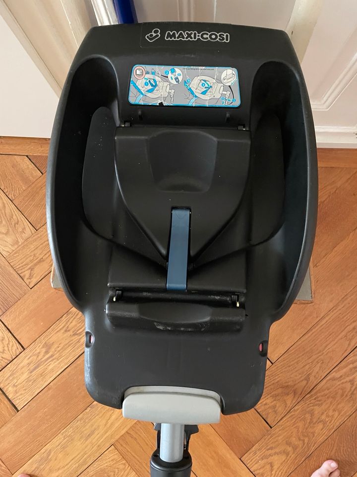 Maxi Cosi + Isofix-Station + Neugeborenen-Einsatz in Stuttgart