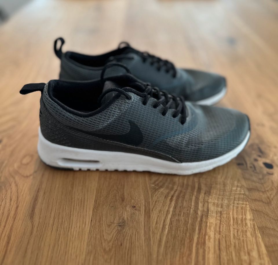 Nike Air Max Thea | gr. 38 | grau/schwarz in Herborn