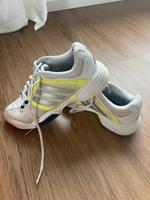 Adidas Tennisschuhe Hallenschuhe Teppich Gr. 40 Stuttgart - Vaihingen Vorschau