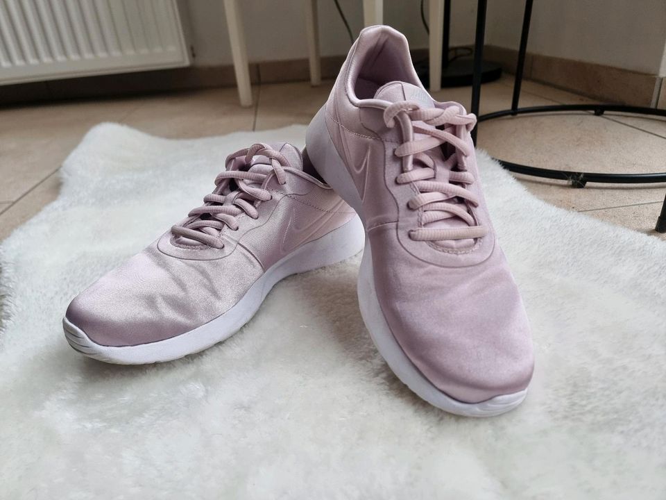 Nike Tanjun Premium in Particle Rose in Hardegsen