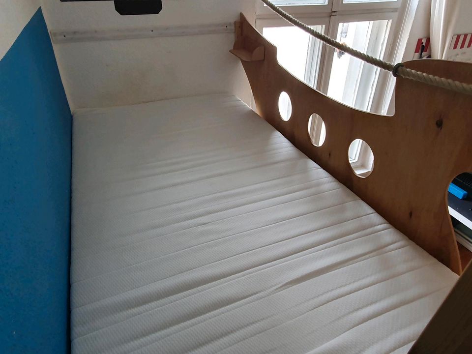 Kinder-Hochbett "Piratenschiff" 90x170, Eigenbau in Berlin