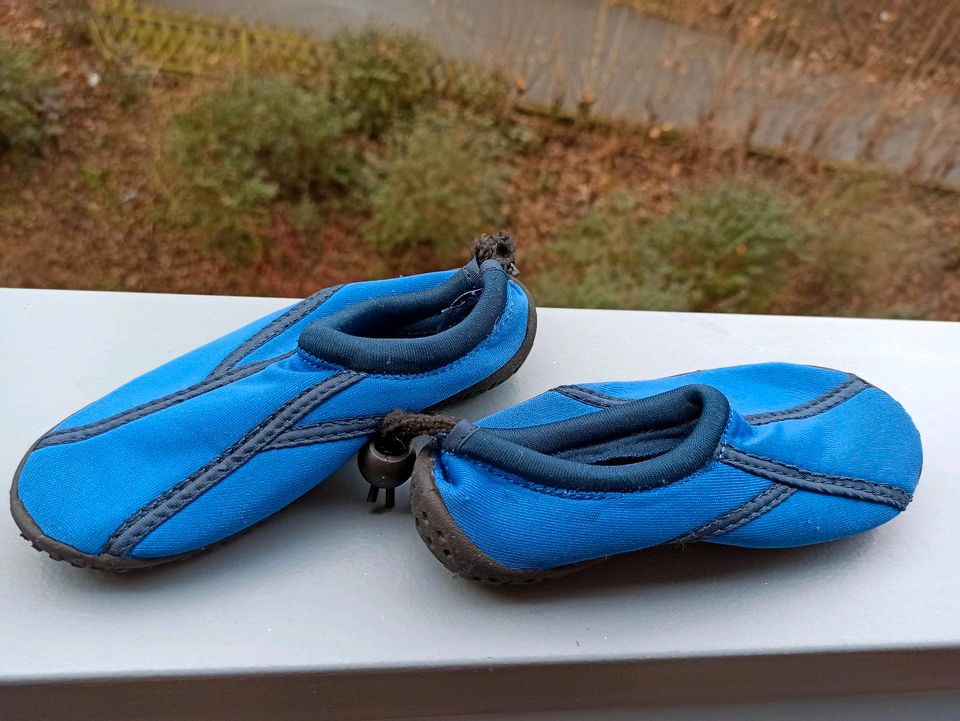 25 Aquaschuhe Badeschuhe blau Kinder Jungen Schuhe Schwimm Sommer in Berlin