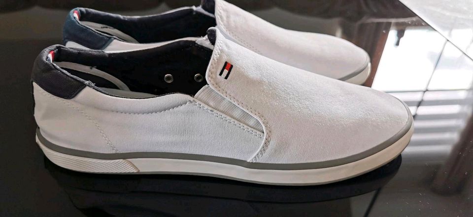 Tommy Hilfiger Schuhe Slipper Sneaker weiß in Berlin