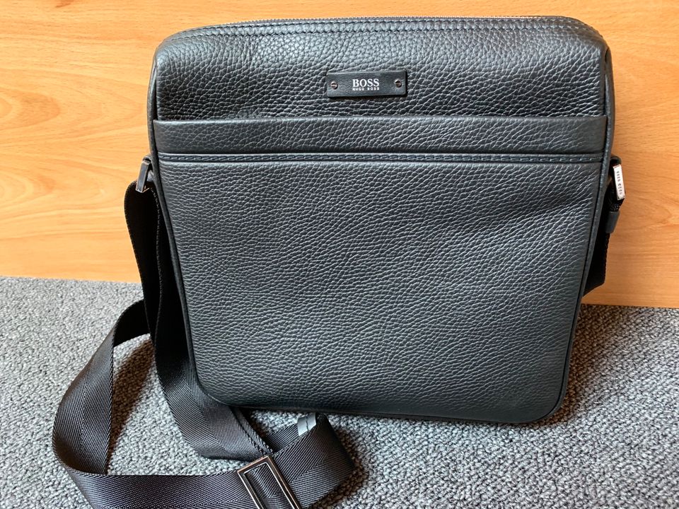 Hugo Boss Tasche Schultertasche Traveller NS zip Leder NEU + OVP in Hessen  - Linden | eBay Kleinanzeigen ist jetzt Kleinanzeigen