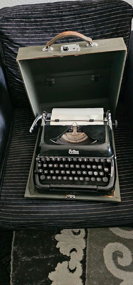 Schreibmaschine  antik von Erika von 1936 in einem top gepflegt in Berlin