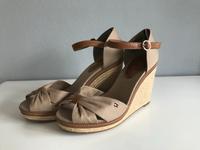 Tommy Hilfiger Keilandaletten, Größe 40, beige Nordrhein-Westfalen - Overath Vorschau