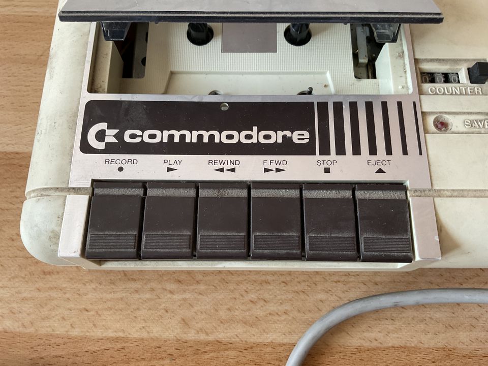 Altes Commodore Datasette Kassetten Laufwerk C2N C16 C64 in Kiel