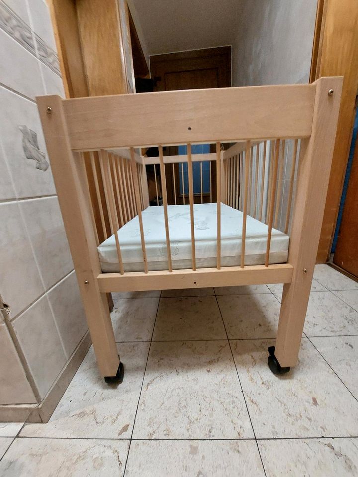 Babybett mit Rädern aus Holz in Salmtal