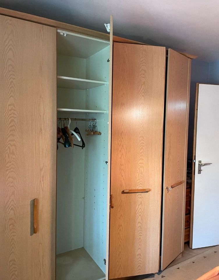 Schlafzimmerschrank / Schrank zu verschenken in Woringen