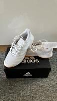NEU Adidas Turnschuhe Gr. 40 Hallenturnschuhe Sport Freizeit Berlin - Spandau Vorschau