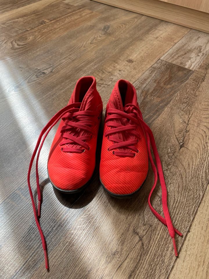 Adidas Fußballschuhe Größe 28,5 in Wolfsburg