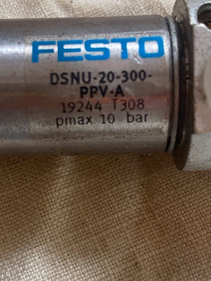 3 Pneumatische Zylinder Festo  DSNU-20-300-PPV-A in Hardegsen