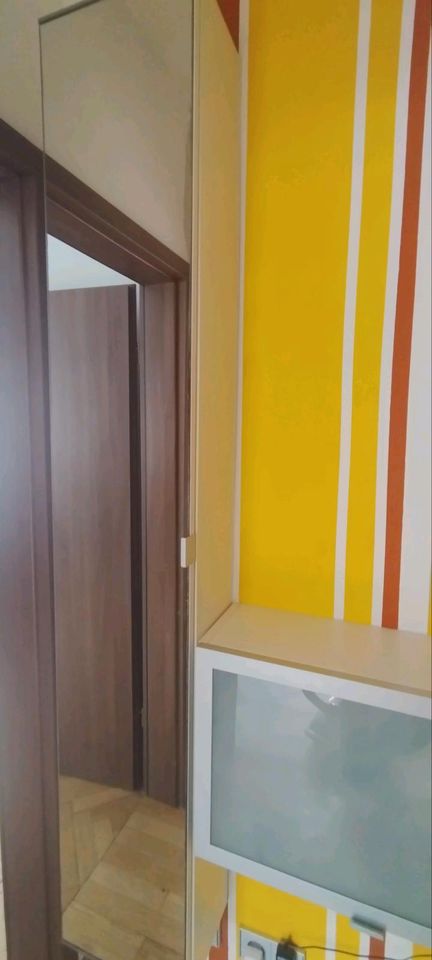 Ikea Hochschrank mit Spiegeltür in Schönau