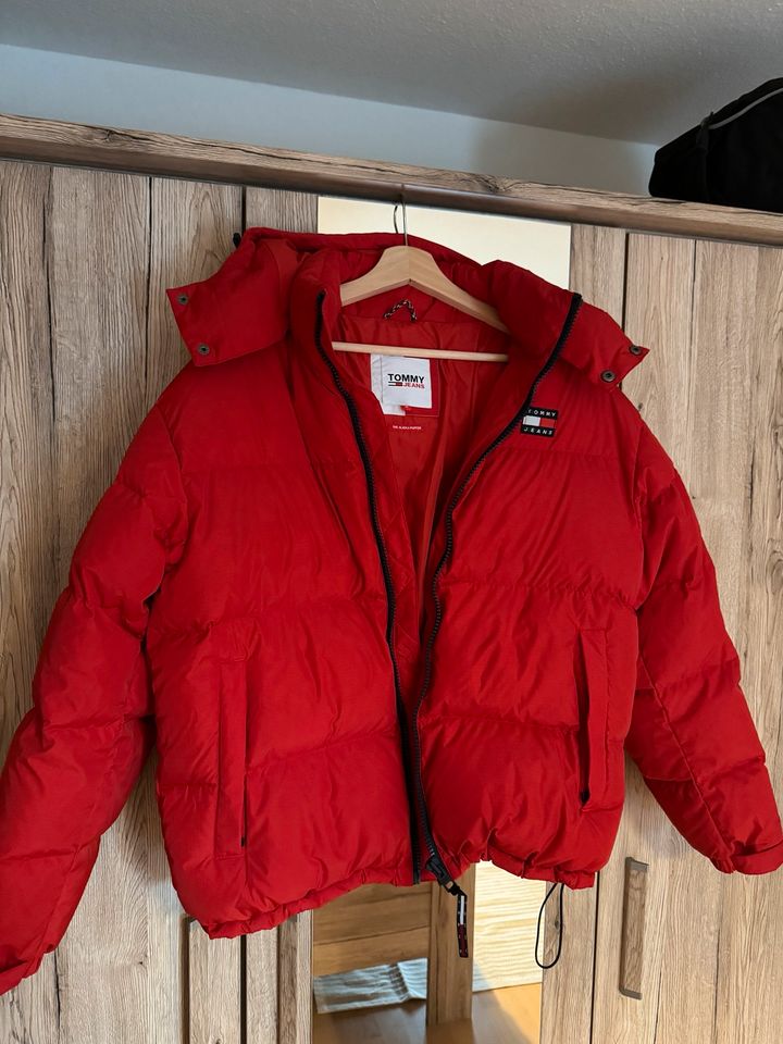 Tommy Hilfiger Daunenjacke rot NEU in Freiburg im Breisgau