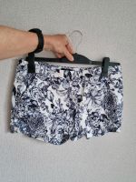 Schöne Shorts Gr. 40 H&M blau weiß creme Pflanzen Niedersachsen - Bad Bederkesa Vorschau