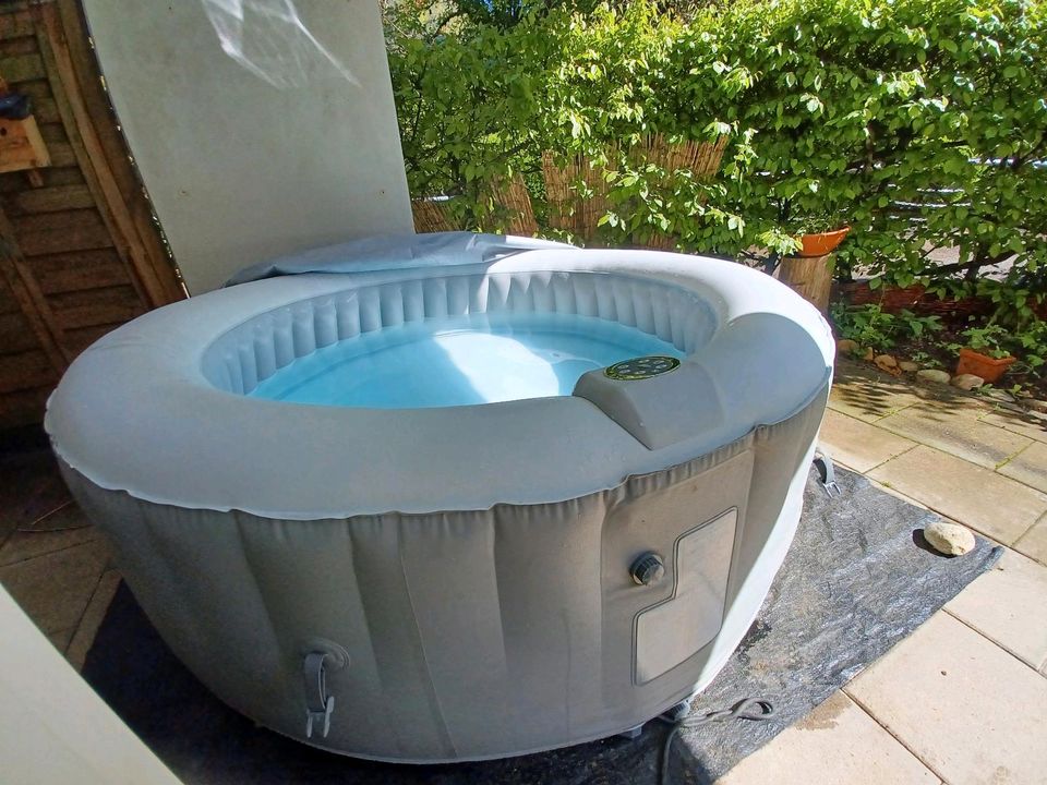 Whirlpool/Hot tub +Zubehör aufblasbar in Freiburg im Breisgau